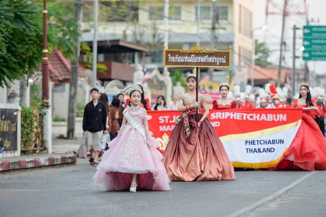 โรงเรียนร่วมเดินขบวนงานมะขามหวานนครบาลเพชรบูรณ์