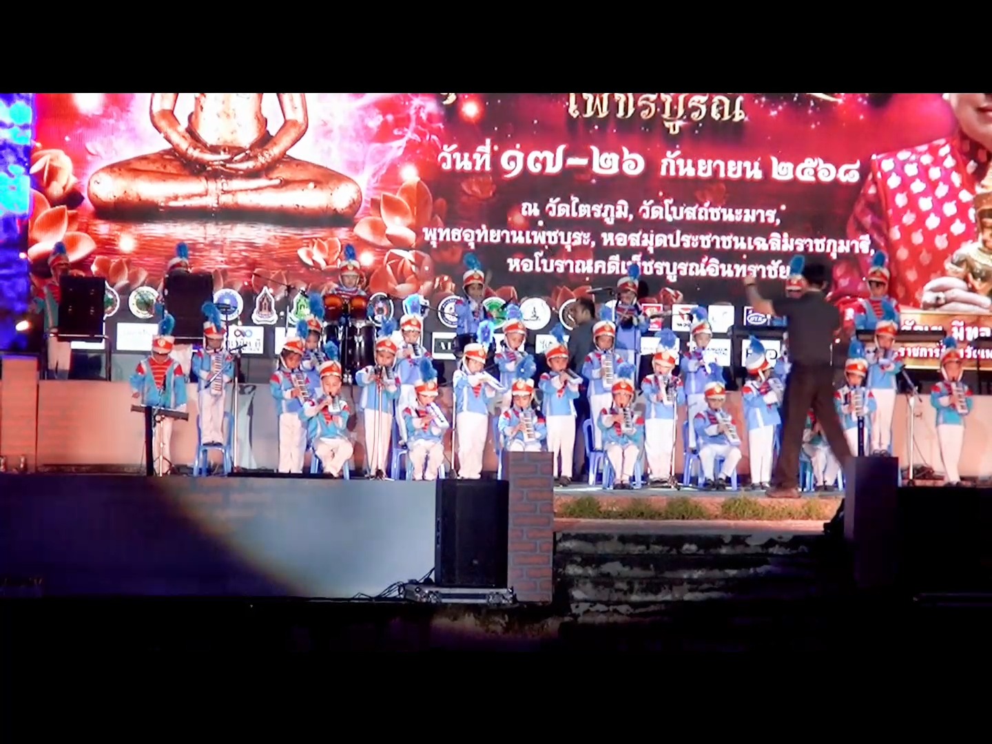 โรงเรียนเข้าร่วมแสดงของนักเรียนระดับปฐมวัยในงานประเพณีอุ้มพระดำน้ำ
